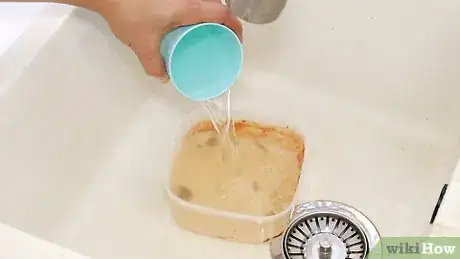 Imagen titulada Clean Tomato Stains from Plastic Step 1