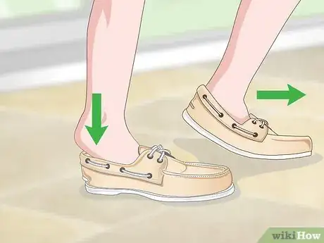 Imagen titulada Stretch New Shoes Step 1
