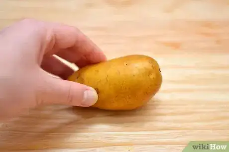 Imagen titulada Peel Potatoes With an Ordinary Kitchen Knife Step 5