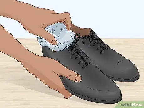 Imagen titulada Widen Leather Shoes Step 15