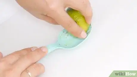 Imagen titulada Clean Tomato Stains from Plastic Step 2