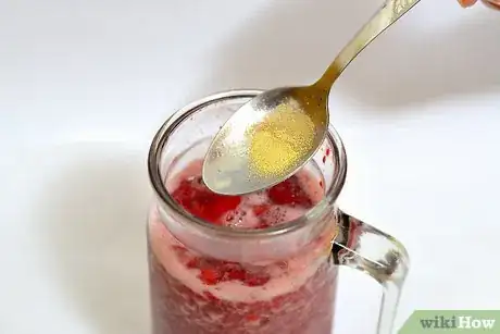 Imagen titulada Make Strawberry Wine Step 8