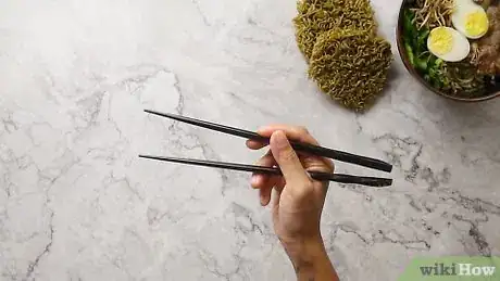 Imagen titulada Eat Ramen with Chopsticks Step 1