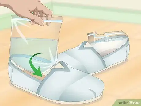 Imagen titulada Stretch New Shoes Step 5