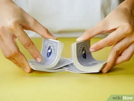 Imagen titulada Riffle and Bridge Shuffle Step 6