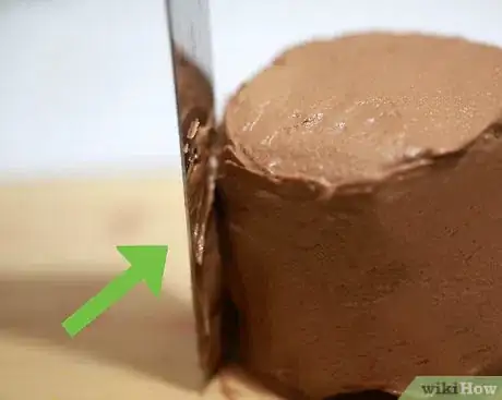 Imagen titulada Frost a Double Layer Cake Step 9