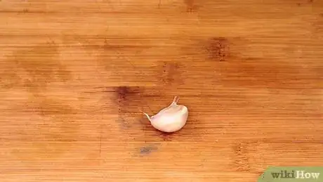 Imagen titulada Crush Garlic Step 2
