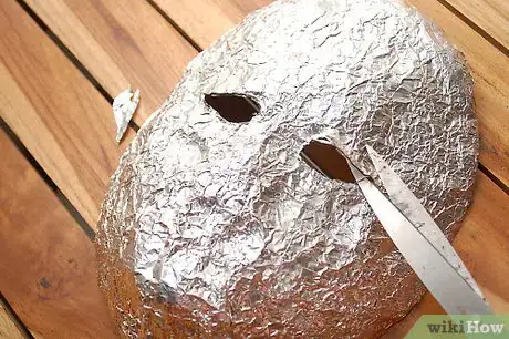 Imagen titulada Make a Mask out of Tin Foil and Tape Step 5