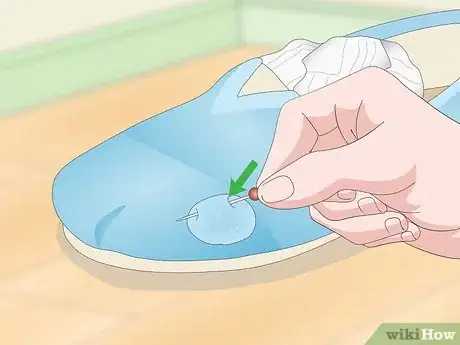 Imagen titulada Fix Holes in Shoes Step 11