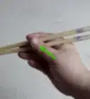 sostener palillos chinos