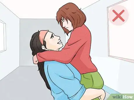 Imagen titulada Hug a Girl Who Is Shorter Than You Step 11