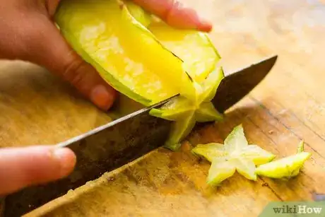 Imagen titulada Eat a Star Fruit Step 2