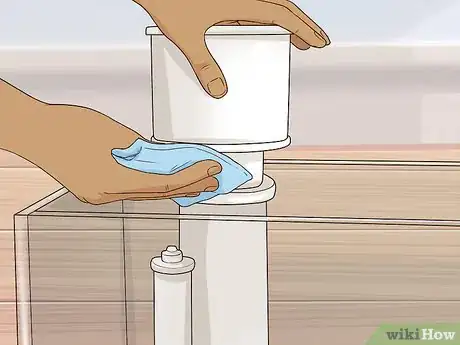 Imagen titulada Clean a Saltwater Tank Step 7