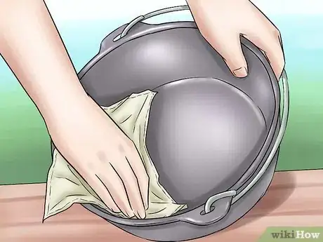 Imagen titulada Season a Dutch Oven Step 3