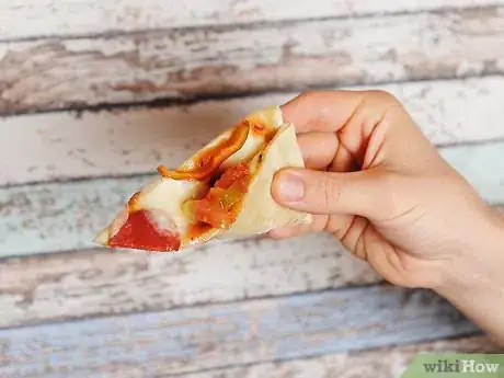Imagen titulada Eat Pizza Step 2