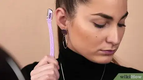 Imagen titulada Shape Your Eyebrows with a Razor Step 1