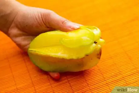 Imagen titulada Eat a Star Fruit Step 1