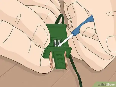 Imagen titulada Fix Christmas Lights Step 2