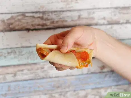 Imagen titulada Eat Pizza Step 4