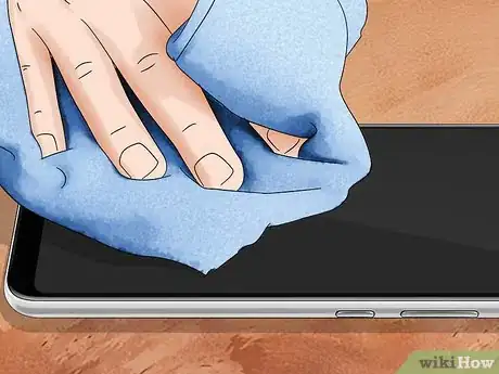 Imagen titulada Get Air Bubbles Out of a Glass Screen Protector Step 2