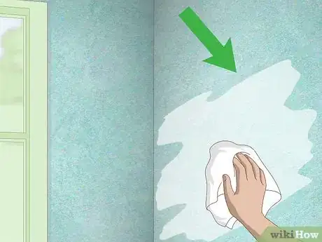 Imagen titulada Paint Over Wallpaper Step 4