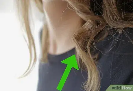 Imagen titulada Make Beach Waves in Your Hair With a Flat Iron Step 26