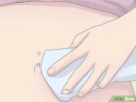 Imagen titulada Clean Navel Piercings Step 12