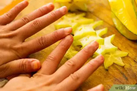 Imagen titulada Eat a Star Fruit Step 4