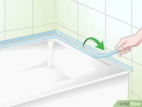 Imagen titulada Caulk a Bathtub Step 7