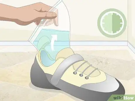 Imagen titulada Stretch Rock Climbing Shoes Step 9