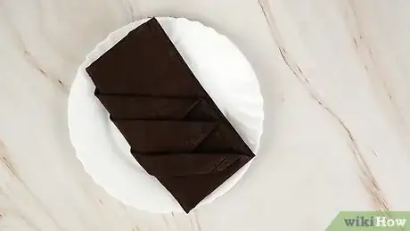 Imagen titulada Fold Napkins in a Fancy Formal Style Step 28