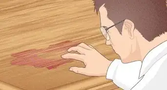 quitar una mancha de vino tinto de un piso o mesa de madera
