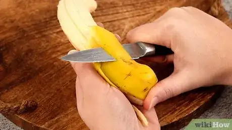 Imagen titulada Peel a Plantain Step 4