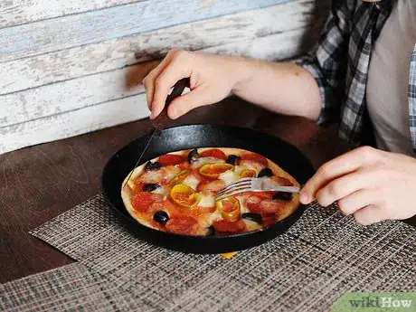 Imagen titulada Eat Pizza Step 8