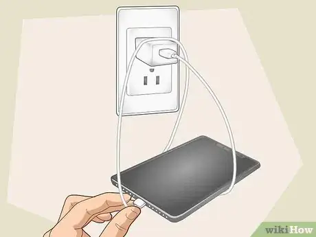 Imagen titulada Hang Your Phone While Charging It Step 3