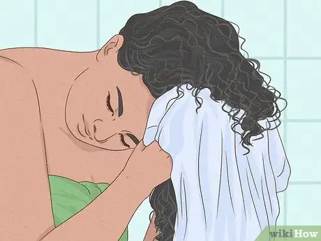 Imagen titulada Define Curly Hair Step 14