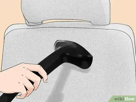 Imagen titulada Shampoo Car Interior Step 7