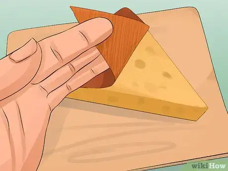 Imagen titulada Eat Gouda Cheese Step 3