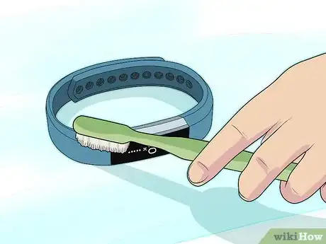 Imagen titulada Clean a Fitbit Band Step 4