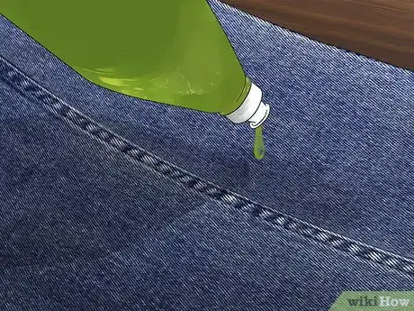 Imagen titulada Get Oil Stains Out of Jeans Step 6