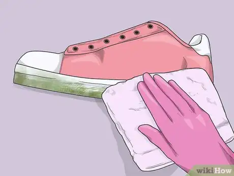 Imagen titulada Remove Grass Stains from Shoes Step 4