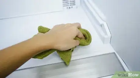 Imagen titulada Clean a Refrigerator Step 5