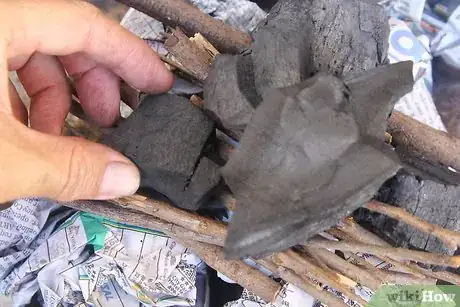 Imagen titulada Create a Strong Burning Charcoal Fire Without Lighter Fluid Step 10