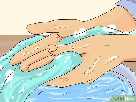 Imagen titulada Put In and Take Out Contacts Step 8