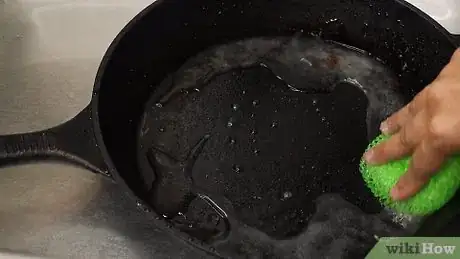 Imagen titulada Season Cast Iron Cookware Step 2