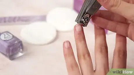 Imagen titulada Buff Your Nails Step 2