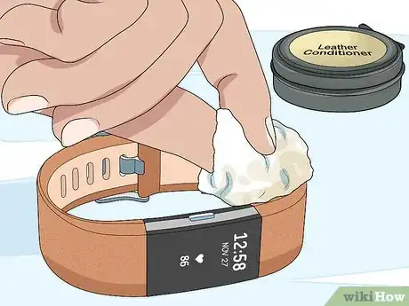 Imagen titulada Clean a Fitbit Band Step 9