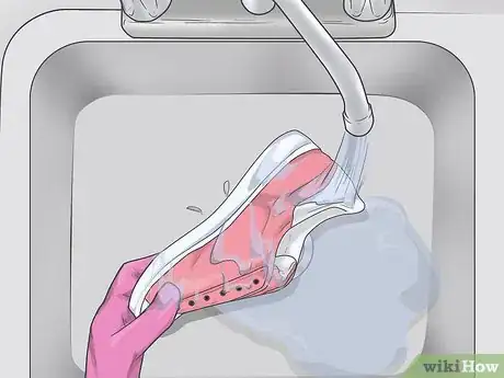 Imagen titulada Remove Grass Stains from Shoes Step 7