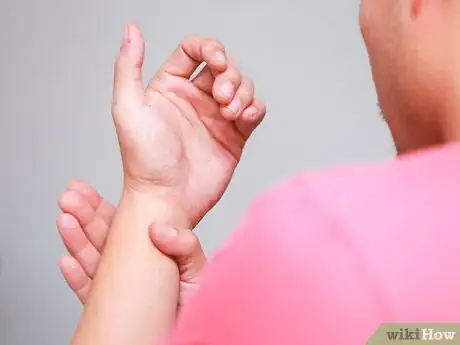 Imagen titulada Look Like You Are Pulling Your Thumb Off Step 9