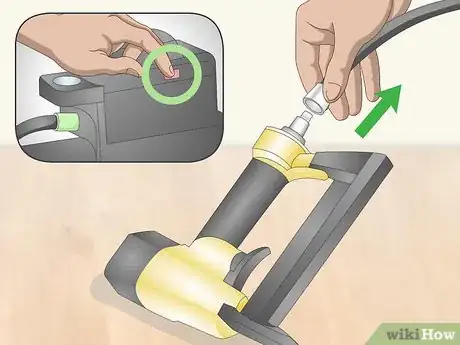 Imagen titulada Load a Staple Gun Step 12